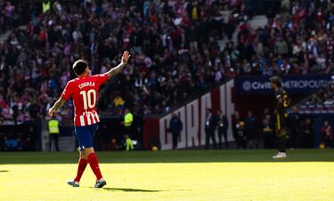 Otro mal despeje de Las Palmas que Koke aprovechó de nuevo, puso el balón al área y el más listo de la clase, Correa, finalizó sin dejarla caer ante un Valles vendido.