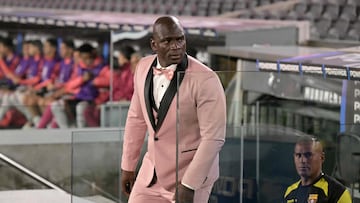 Segundo Castillo, con su traje rosa en el partido entre Barcelona SC y River Plate