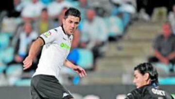 <b>ABRE EL ABANICO. </b>Villa, en un partido con el Valencia, ya no limita sus opciones de futuro a España.