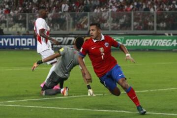 En la segunda fecha Chile debía visitar a Perú en Lima. Fue un duelo plagado de goles, donde la Roja ganó por 4-3 con dos de Alexis y dos de Turboman. 
