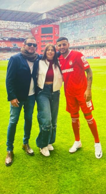 Imagen de Alexis Vega, futbolista mexicano, vestido con el uniforme de Toluca en el Estadio Nemesio Diez.