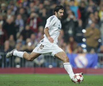 6. Luis Figo. Fue uno de los fichajes más caros que el Real Madrid compró a otro club español. En este caso fue el Barcelona que recibió 60 millones por la cláusula del portugués.