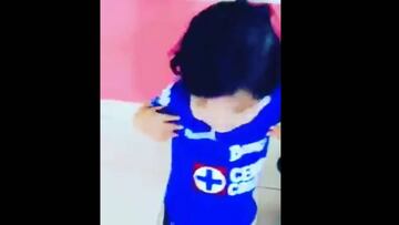 ¡Aún hay ilusión! La emoción de un niño al recibir su camiseta de Cruz Azul