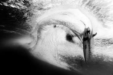 This image is free for editorial purposes only when used in relation to Red Bull Illume. Please always add the photographer credit: ? Name of photographer / Red Bull Illume Photographer: Todd Glaser, Athlete: Kelly Slater, Location: Rocky Point, Oahu, HI, United States // Red Bull Illume 2023 // SI202310051583 // Usage for editorial use only //