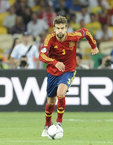 Colíder de la defensa en la Eurocopa de 2012 junto a Sergio Ramos. Se complementaron a la perfección durante este campeonato. Seis años después, tras el Mundial de Rusia 2018, Gerard anunció su retirada de la Selección española. Sigue siendo titular en el Barcelona, pero poco a poco ha cogido más notoriedad por sus actividades empresariales lejos del césped. El ejemplo es la nueva Copa Davis de tenis.