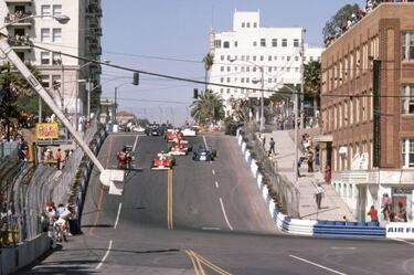 Indianápolis es el circuito al uso más conocido de Estados Unidos, sí, pero si de pistas urbanas hablamos no hay mayor referente que Long Beach. La ciudad al sur de Los Ángeles ha vivido grandes acontecimientos de automovilismo en sus calles, entre ellos, ocho carreras de F1 como el GP del Oeste de EE UU de 1976 a 1983, con varias modificaciones entre medias. Por ejemplo, partieron la recta principal con una chicane porque era demasiado rápida y peligrosa. Ahora es una de las citas estrella de la IndyCar y una de gran recuerdo para Álex Palou, fue en ella donde se proclamó campeón el año pasado.