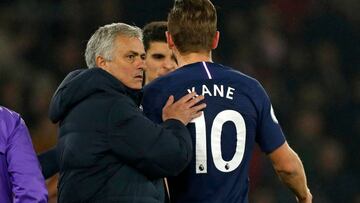 Tottenham Hotspur's Portuguese head coach Jose Mourinho (L) consoles Tottenham Hotspur's English striker Harry Kane (R) as he leaves the pitch having picked up an injury during the English Premier League football match between Southampton and To