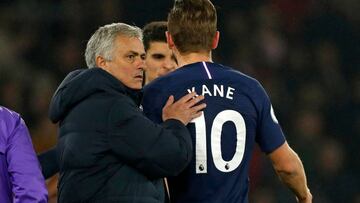 Tottenham Hotspur&#039;s Portuguese head coach Jose Mourinho (L) consoles Tottenham Hotspur&#039;s English striker Harry Kane (R) as he leaves the pitch having picked up an injury during the English Premier League football match between Southampton and To