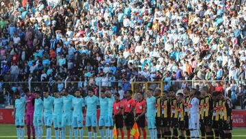 Bol&iacute;var and The Strongest players pay tribute to referee Hurtado. 