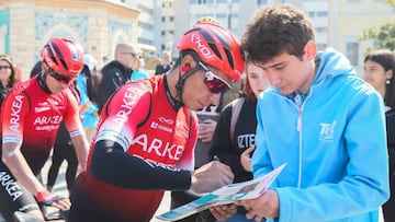 IZMIR, TURKIYE - APRIL 13: Nairo Quintana of Team Arkea-Samsic team is seen with a fan before the start of the Izmir-Manisa Spil Mountain National Park stage (127 kilometers) of the 57th Presidential Cycling Tour of Turkiye (Tour of Turkiye), at Konak square in Izmir, Turkiye on April 13, 2022. (Photo by Mehmet Emin Menguarslan/Anadolu Agency via Getty Images)