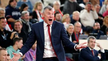 Monaco (Monaco), 14/12/2022.- Barcelona's Lithuanian head coach Sarunas Jasikevicius gestures during the Euroleague Basketball match between AS Monaco and FC Barcelona at the Louis II stadium, in Monaco, 14 December 2022. (Baloncesto, Euroliga, Lituania) EFE/EPA/SEBASTIEN NOGIER