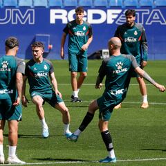 Pedrosa regresa justo un año después, Joan Puig se estrena