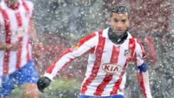 <b>BAJO LA NIEVE. </b>Simao controla un balón en Leverkusen.