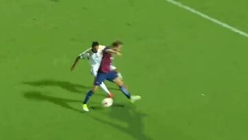 ¿Al Puskas? ¡Pasa con un túnel de taco y define al ángulo!