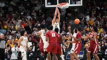Mar 27, 2026; Chicago, IL, USA; Michigan Wolverines center Aday Mara (15) dunks in the second half against the Alabama Crimson Tide during a Sweet Sixteen game of the Midwest Regional of the men's 2026 NCAA Tournament at United Center. Mandatory Credit: David Banks-Imagn Images