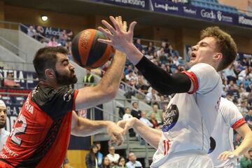 Luke Maye pelea por un balón con Blazevic.
