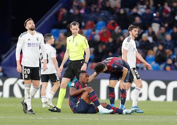 Bouldini se echa la mano en la rodilla tras la lesión. 