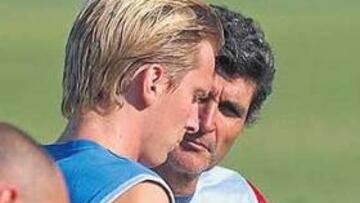 <b>BUENA NOTICIA. </b>Juande y Poulsen charlan sobre la mejora del centrocampista danés.