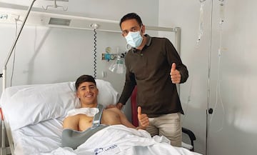 Álvaro Aguado, operado el pasado viernes, junto con el doctor Lomo.