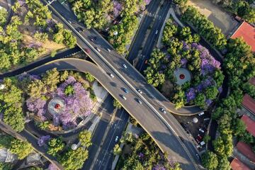 Los ejes viales que regularmente están congestionados de tráfico, este lunes lucieron desiertos.