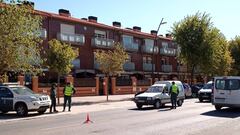 Varios guardias civiles controlan las inmediaciones del pueblo de Alfaro (La Rioja) que ha sido confinado durante siete d&iacute;as prorrogables, una decisi&oacute;n que incluye la restricci&oacute;n de la movilidad por espacio de esos siete d&iacute;as y