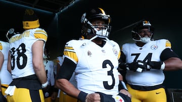 PHILADELPHIA, PENNSYLVANIA - DECEMBER 15: Russell Wilson #3 of the Pittsburgh Steelers looks on prior to the game against the Philadelphia Eagles at Lincoln Financial Field on December 15, 2024 in Philadelphia, Pennsylvania. Emilee Chinn/Getty Images/AFP (Photo by Emilee Chinn / GETTY IMAGES NORTH AMERICA / Getty Images via AFP)