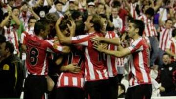 <b>EXAMEN ANTE EL LÍDER BELGA. </b>Los jugadores del Athletic de Bilbao forman una piña en la celebración de un gol del Athletic en Europa.