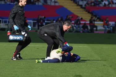 Susto en Montjuic: así fue atendido Balde tras marearse por un golpe