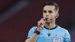 Carlos del Cerro Grande, &aacute;rbitro espa&ntilde;ol, durante un partido de Europa League.