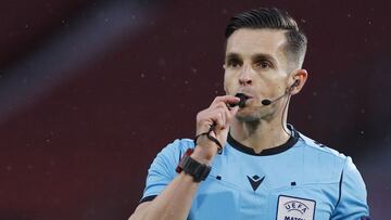 Carlos del Cerro Grande, árbitro español, durante un partido de Europa League.