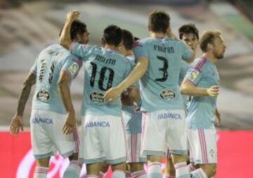 3-1. Larrivey celebró el tercer tanto con sus compañeros.
