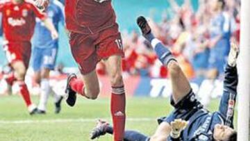 <b>GOL DE CROUCH. </b>En la foto, el espigado delantero inglés momentos después de batir a Cudicini.
