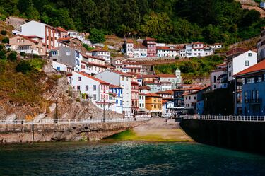 
En Asturias destaca Cudillero. Situado sobre una montaña desde la que se divisa el mar, este municipio cuenta con uno de los puertos pesqueros más importantes del mar Cantábrico. Es un pueblo marinero en el que se puede visualizar la forma escalonada de sus viviendas de colores al lado del mar.