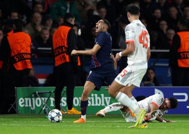 Achraf Akimi recibe la falta de Luis Díaz en el descuento de la primera parte.