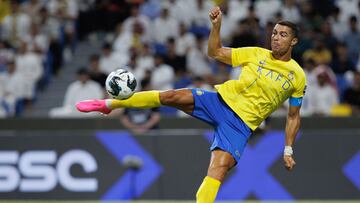 Cristiano Ronaldo remata a porter¨ªa.