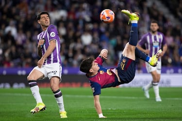 Pau Víctor, del Barcelona, intenta un disparo durante el partido de la jornada 34 entre el Real Valladolid y el FC Barcelona en el estadio José Zorrilla de Valladolid, el 3 de mayo de 2025. El encuentro acabó 1-2. 