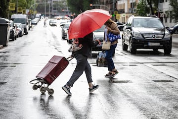 La DANA situada sobre el territorio español ha dejado importantes precipitaciones y tormentas, lo que ha provocado imágenes impactantes con sus consecuencias. Según el pronóstico de la Agencia Estatal de Meteorología (Aemet), que ha emitido un nuevo aviso especial por las lluvias y tormentas que se espera que continúen hasta el lunes. La Comunidad de Madrid y Toledo están bajo aviso rojo ante el riego de que se acumulen 120 litros por metro cuadrado en 12 horas.