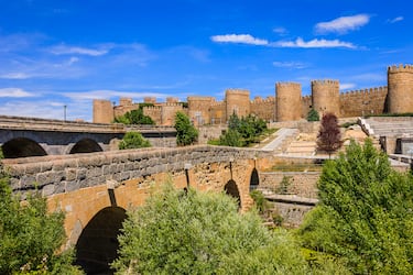 El Puente Romano de Ávila (también conocido comúnmente como Puente Medieval) es una de las construcciones históricas más emblemáticas de la ciudad, situado sobre el río Adaja, justo frente a la imponente Muralla. Se cree que fue construido originalmente en la época de Trajano (siglo II d.C.) para conectar la porta decumana de la ciudad (el eje este-oeste) con la orilla opuesta del río.