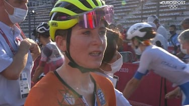 ?Incre¨ªble! Van Vleuten celebra el oro en ciclismo en ruta... sin saber que en realidad era segunda