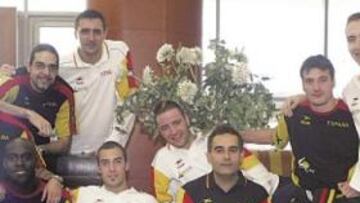 <b>PASTOR Y LOS OCHO. </b> Juan Carlos Pastor posa junto a los ocho jugadores que han pasado por el Valladolid con él. De izquierda a derecha y empezando desde arriba: Juancho Pérez, Rubén Garabaya, José María Rodríguez, David Davis, Albert Rocas, Iker Romero, Mariano Ortega y Fernando Hernández.