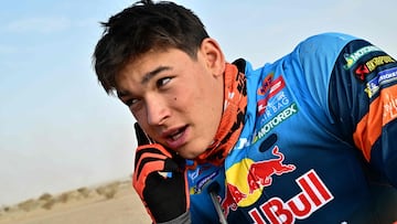 Spanish rider Edgar Canet with a Ktm 450 Rally Factory speaks on phone before the start of the Stage 11 of the 48th edition of the Dakar Rally 2026, between Bisha and al-Henakiyah, Saudi Arabia, on January 15, 2026. (Photo by Giuseppe CACACE / AFP)