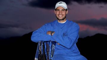 El tenista español Carlos Alcaraz posa con el trofeo de campeón del Masters 1.000 de Indian Wells después de derrotar a Daniil Medvedev en la final del torneo.