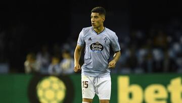 El lateral izquierdo uruguayo Lucas Olaza, durante un partido con el Celta en Bala&iacute;dos.