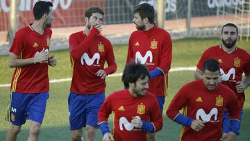 GRA274. LAS ROZAS (MADRID), 20/03/2017.- Los jugadores de la selección española Sergio Busquets (i), Sergio Ramos (2i), Gerard Piqué (2d), y Daniel Carvajal (d), durante el primer entrenamiento hoy del equipo, concentrado en La Ciudad del Fútbol de Las Rozas para los próximos partidos ante Israel y Francia. EFE/Kiko Huesca