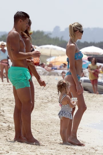 El entrenador del Atlético de Madrid Diego Pablo Simeone se encuentra en la pequeña isla del archipiélago balear de vacaciones junto a su mujer Carla Peryra e hijos.