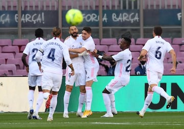  Valverde celebrando su gol al Barcelona con sus compañeros del Real Madrid