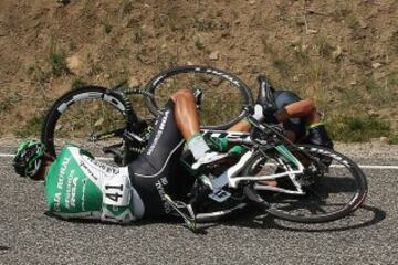 El colombiano Héctor Saez del Caja Rural-Seguros en el suelo con otro ciclista por una caída en el USA Pro Challenge en Colorado.