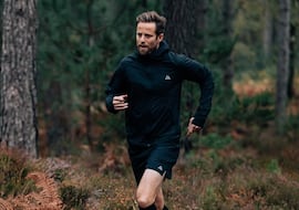 Adiós a la lluvia y el frío: así es la chaqueta cortavientos que es superventas, ultraligera e ideal para hacer deporte
