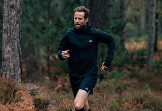 Así es la chaqueta cortavientos que es superventas, ultraligera e ideal para hacer deporte