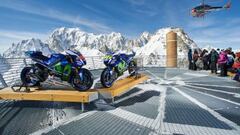 Sesión de fotos de la Yamaha YZR-M1s de Jorge Lorenzo y Valentino Rossi en Punta Helbronner con el Mont Blanc (4,810 m) de fondo.